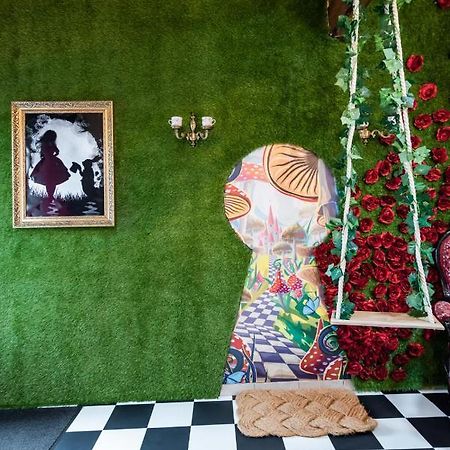 Insolite Alice In Wonderland グジャン・メストラ エクステリア 写真
