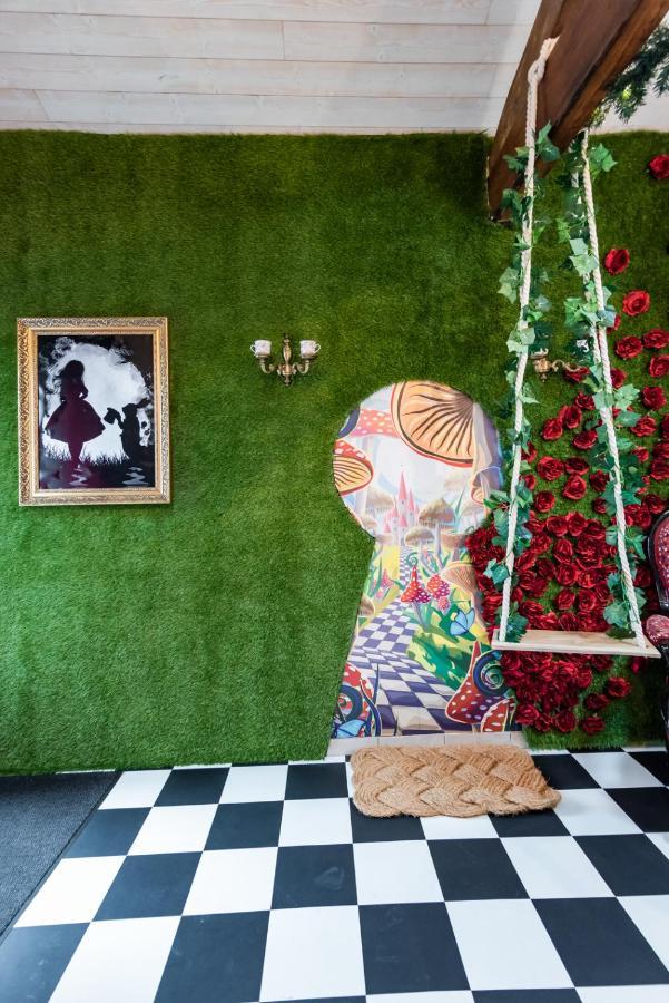 Insolite Alice In Wonderland グジャン・メストラ エクステリア 写真