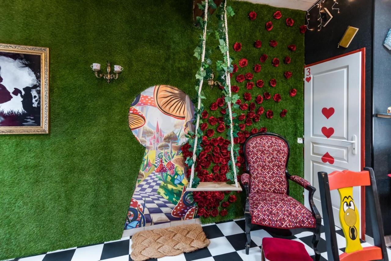 Insolite Alice In Wonderland グジャン・メストラ エクステリア 写真