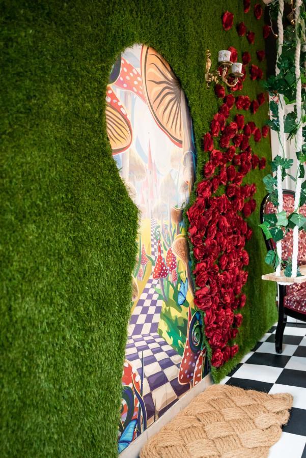 Insolite Alice In Wonderland グジャン・メストラ エクステリア 写真