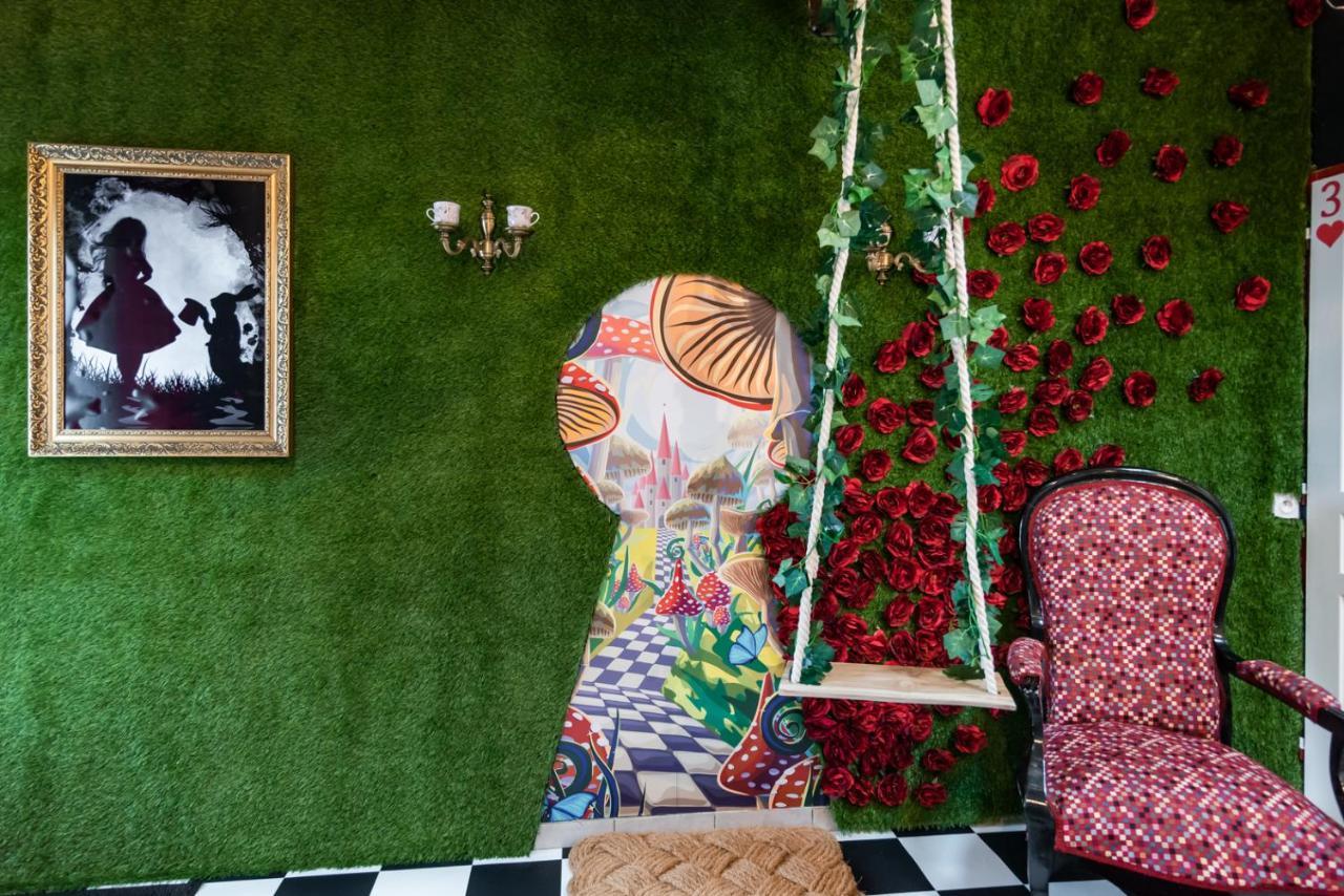 Insolite Alice In Wonderland グジャン・メストラ エクステリア 写真