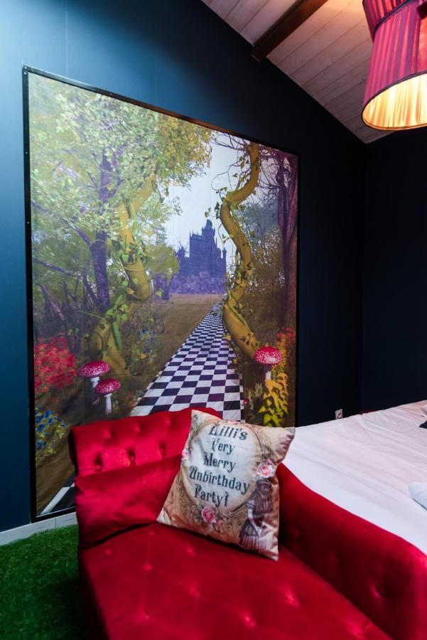 Insolite Alice In Wonderland グジャン・メストラ エクステリア 写真