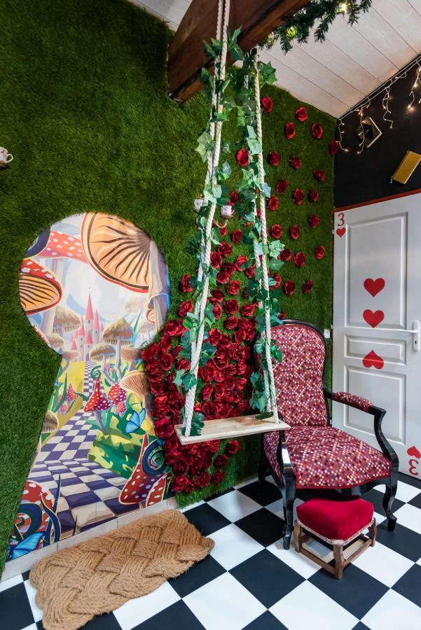 Insolite Alice In Wonderland グジャン・メストラ エクステリア 写真